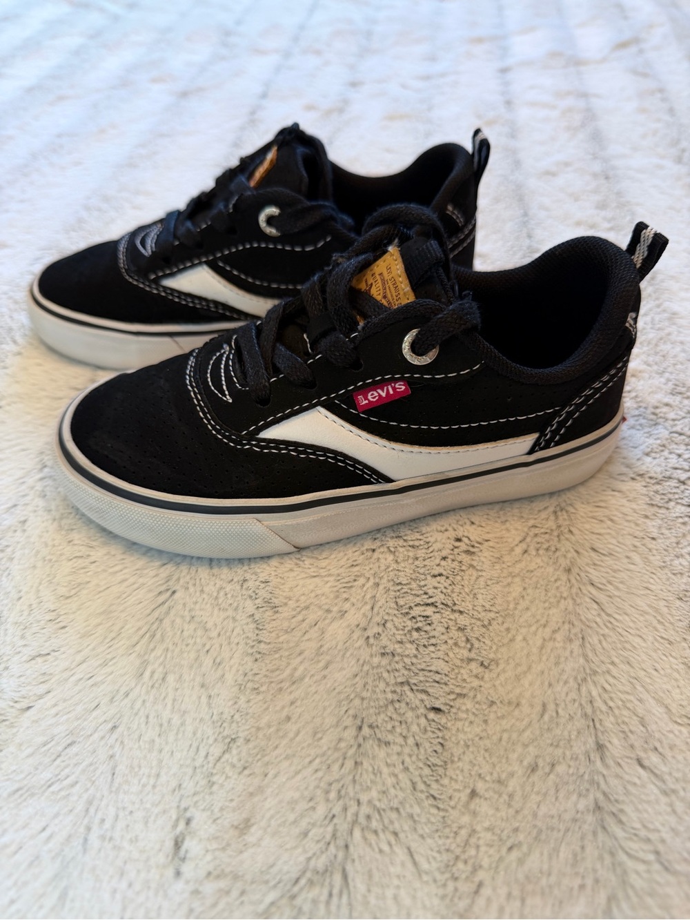 Levi's Kids Black and White Low-Top Sneakers with Pink Logo